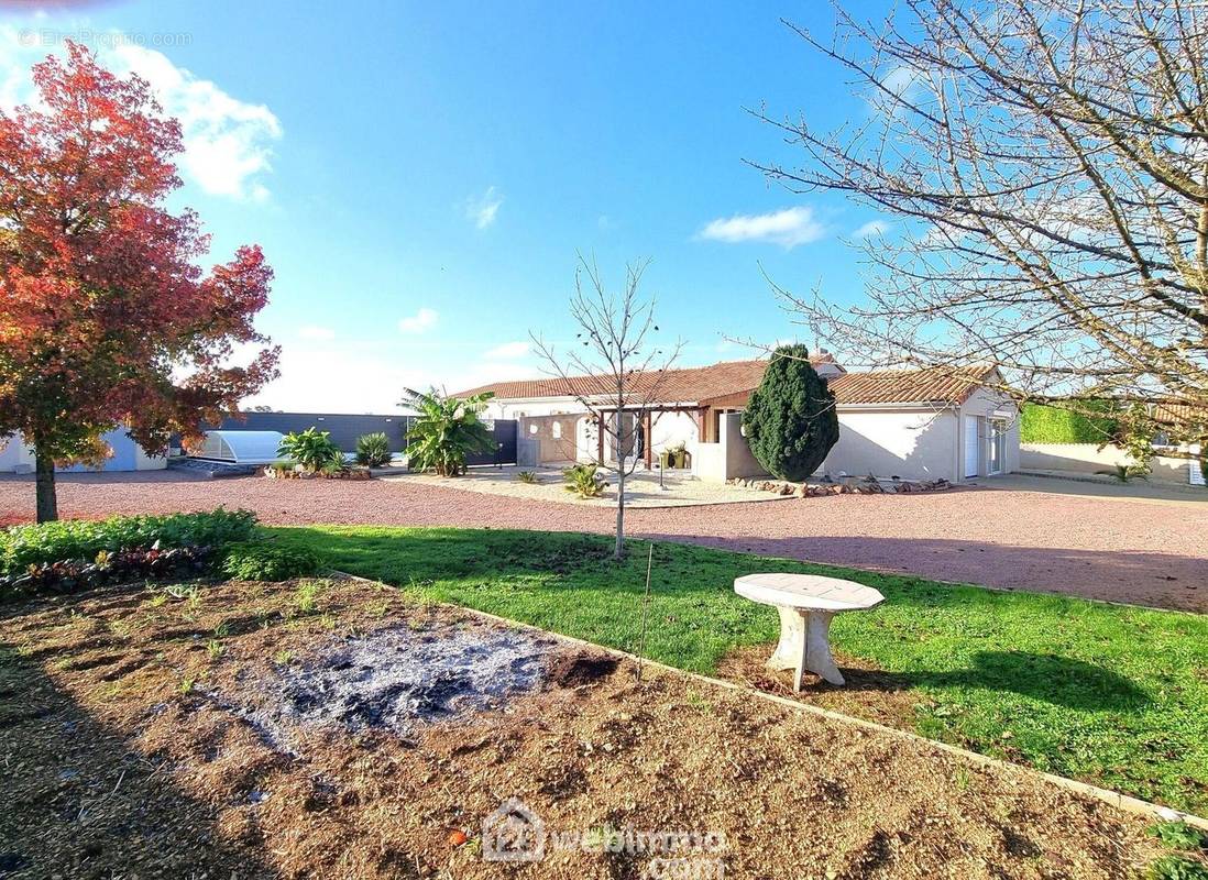 Villa de plain-pied avec piscine, 143 m2 habitables. - Maison à MIGNE-AUXANCES