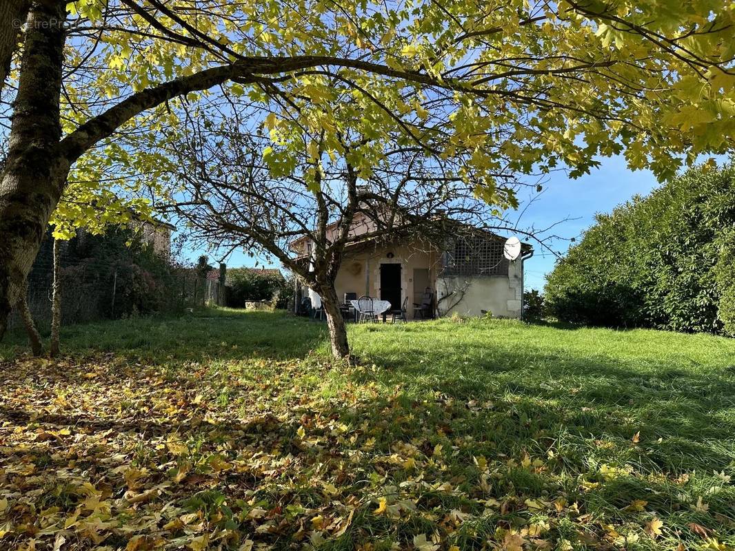 Maison à BORS(CANTON DE MONTMOREAU-SAINT-CYBARD)