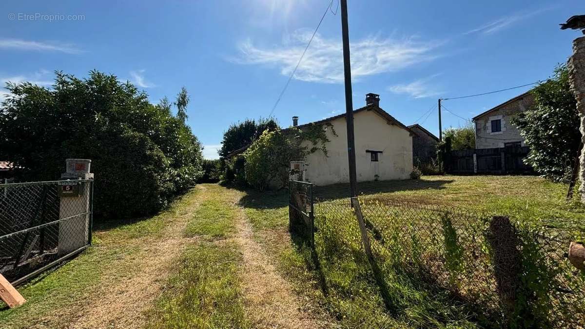 Maison à BORS(CANTON DE MONTMOREAU-SAINT-CYBARD)