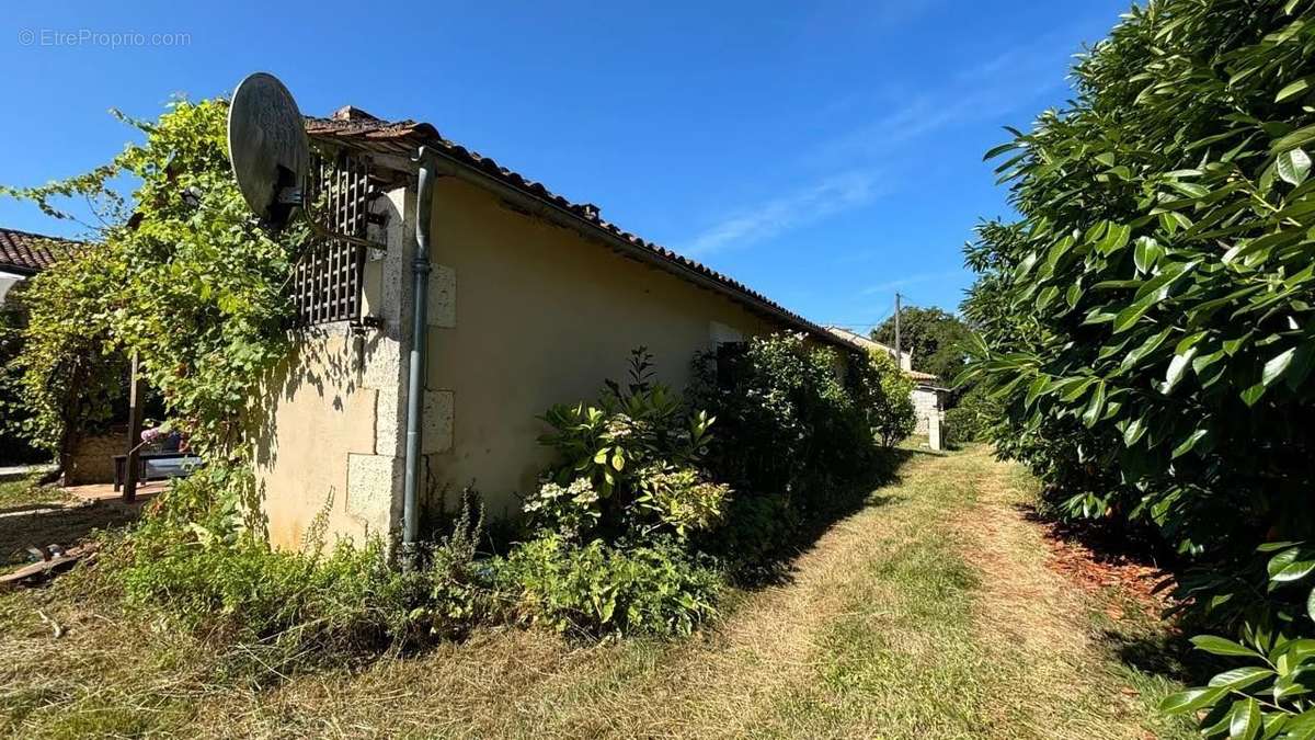 Maison à BORS(CANTON DE MONTMOREAU-SAINT-CYBARD)