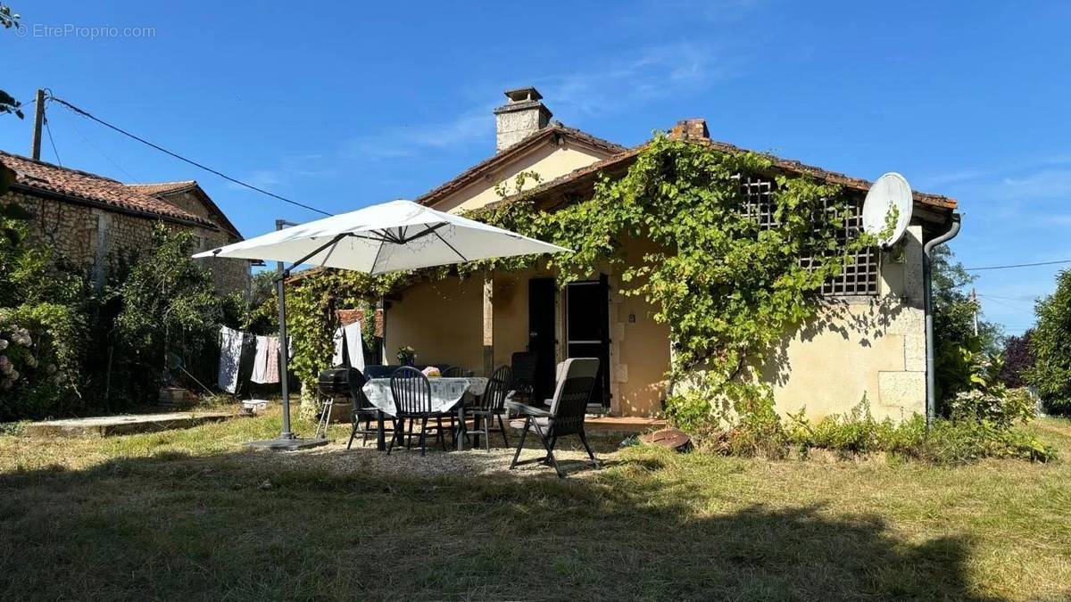 Maison à BORS(CANTON DE MONTMOREAU-SAINT-CYBARD)