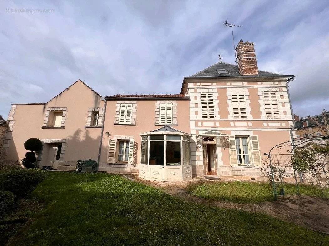 Maison à VILLENEUVE-SUR-YONNE