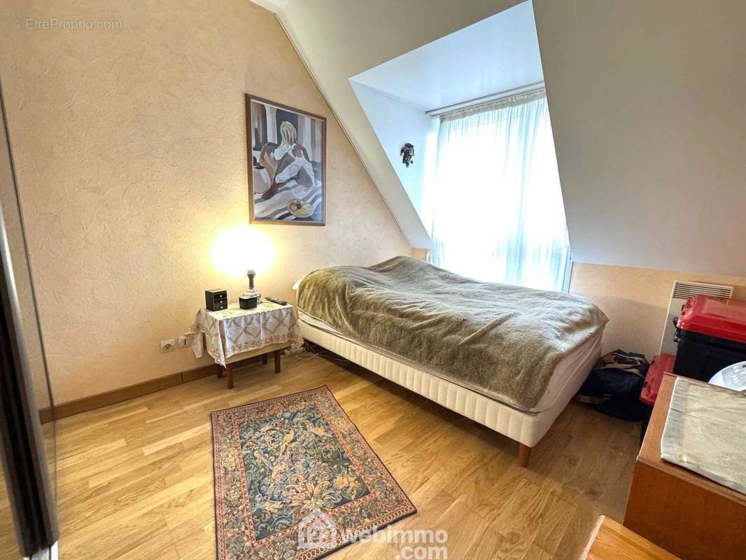 Voici la chambre... - Appartement à JUVISY-SUR-ORGE