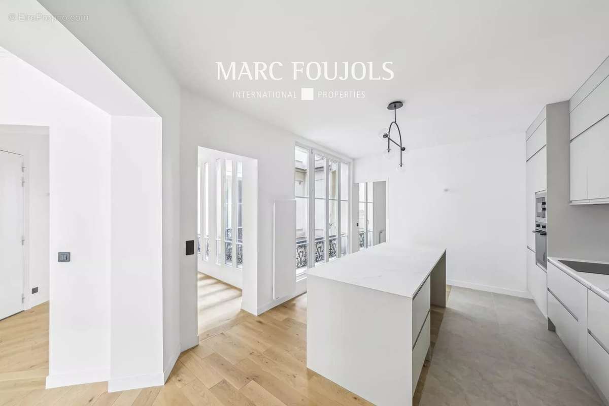 Appartement à PARIS-8E