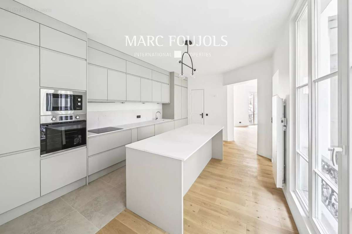 Appartement à PARIS-8E