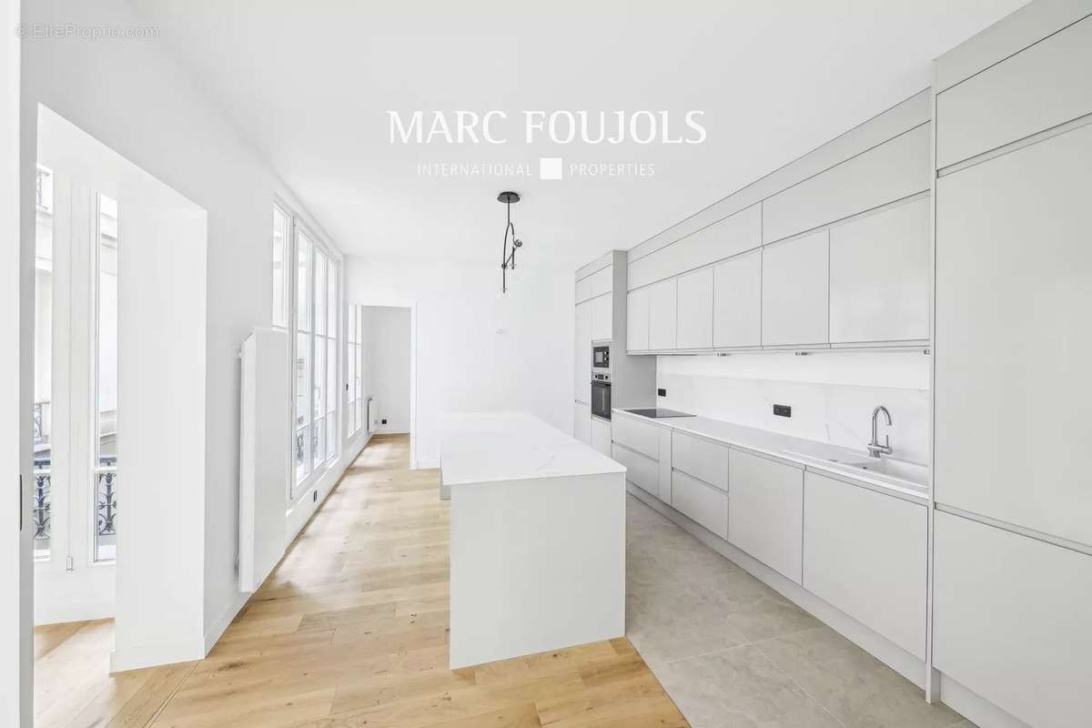 Appartement à PARIS-8E