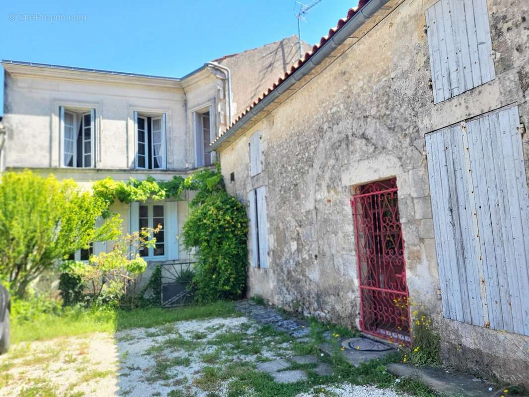 Maison à CHENAC-SAINT-SEURIN-D&#039;UZET