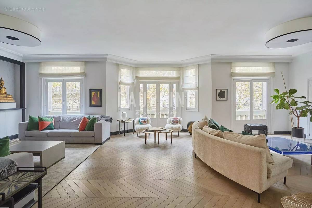 Appartement à PARIS-7E