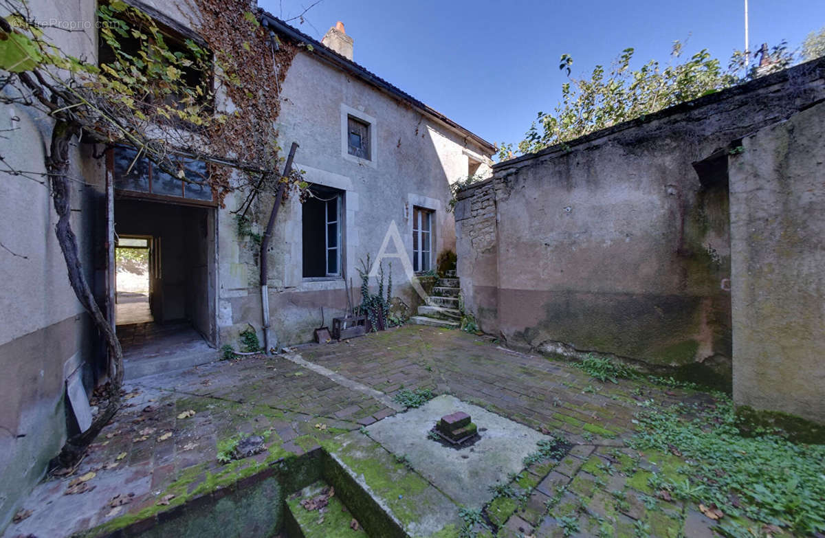 Maison à COULANGES-LA-VINEUSE