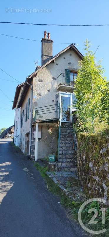 Maison à VIC-SUR-CERE