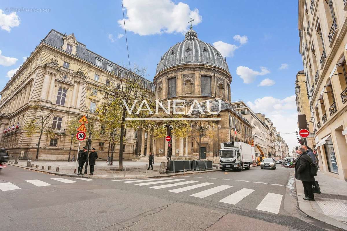 Appartement à PARIS-1E