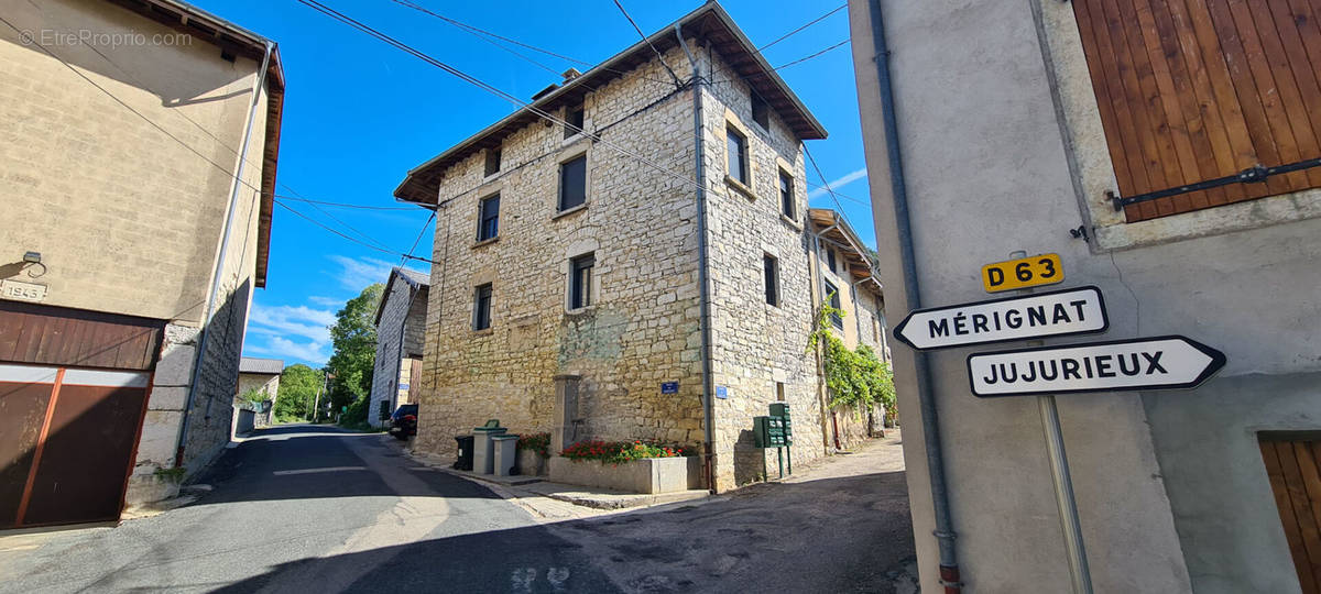 Maison à JUJURIEUX