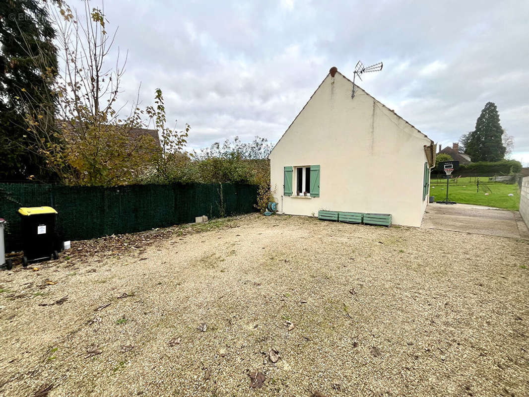 Maison à AILLANT-SUR-THOLON