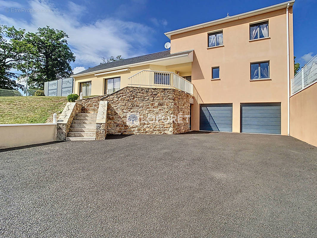 Maison à SAINTE-GENEVIEVE-SUR-ARGENCE