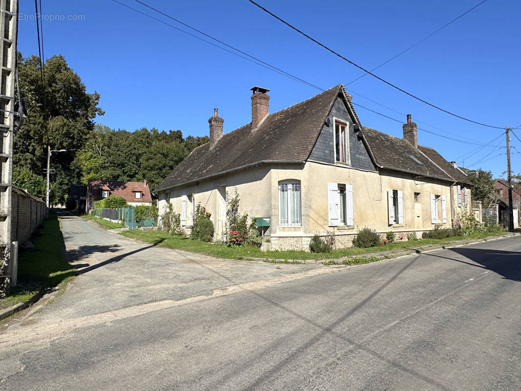 Maison à TRIE-CHATEAU