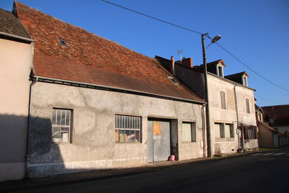 Parking à SAINT-PIERRE-LE-MOUTIER