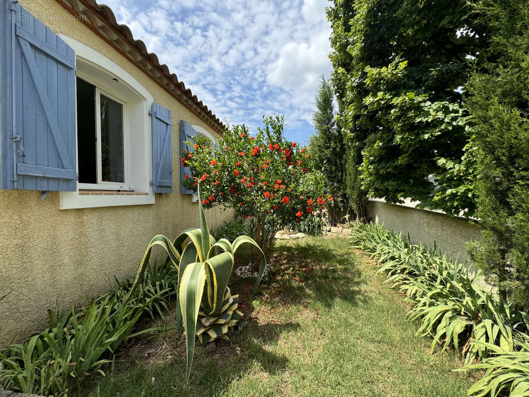 Maison à SAINT-CHAPTES