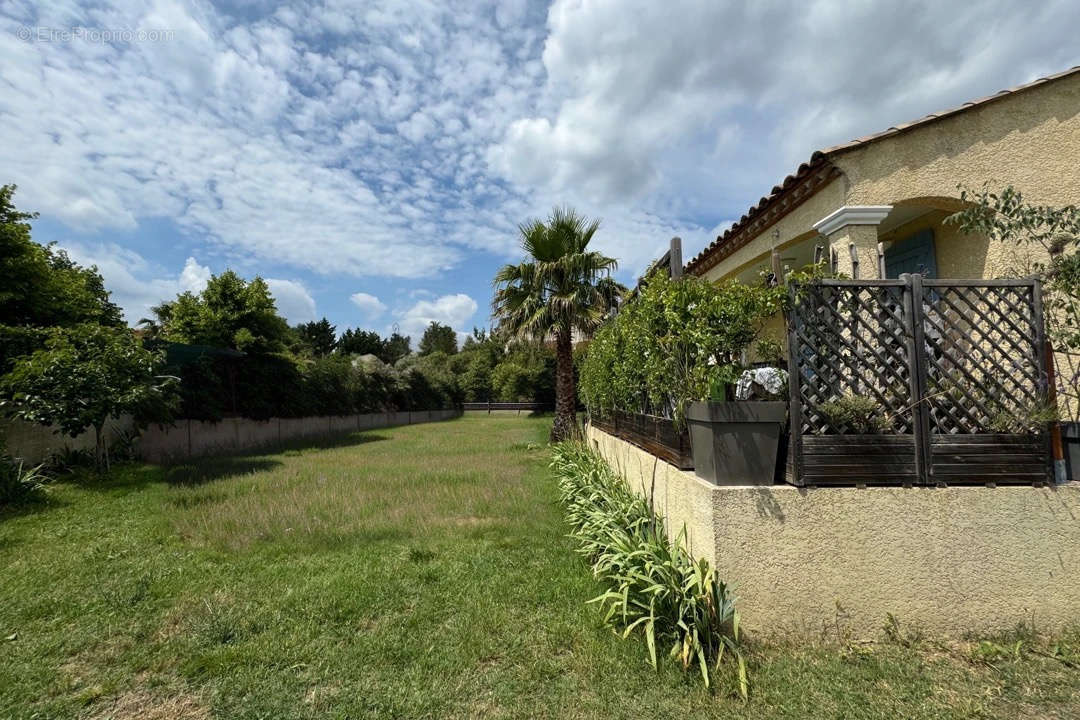 Maison à SAINT-CHAPTES