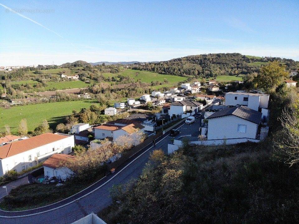 Terrain à SAINT-GENEST-LERPT