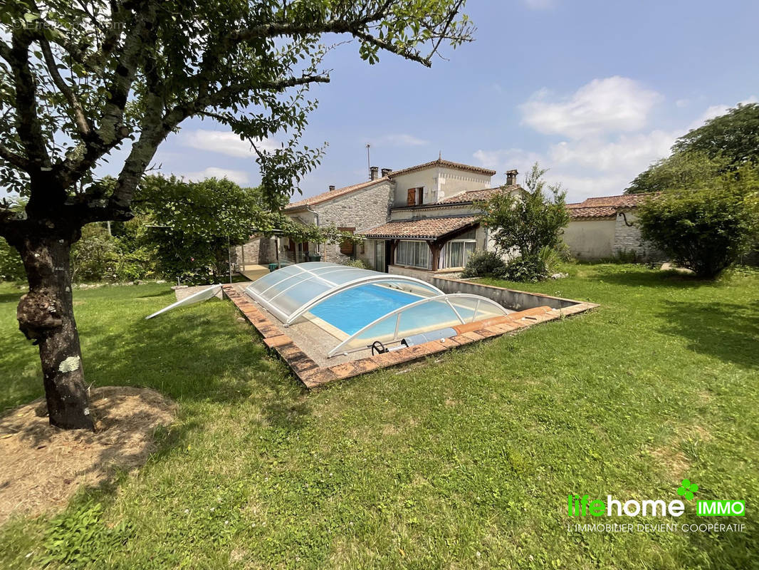 Vue jardin et piscine  - Maison à DOUZAINS