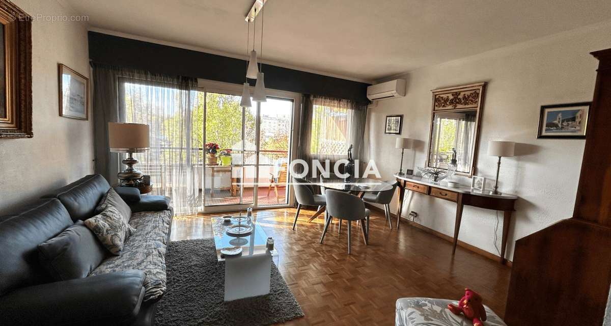 Appartement à MARSEILLE-4E