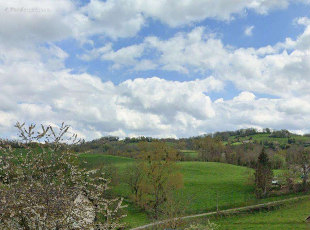 Terrain à MONTAGNIEU