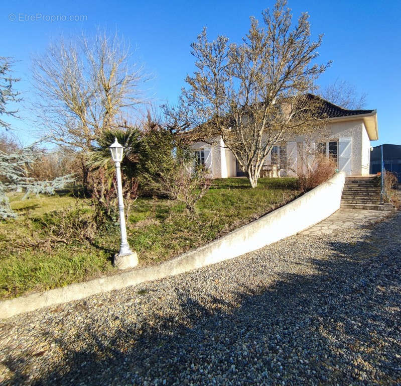 Maison à MONTBARTIER