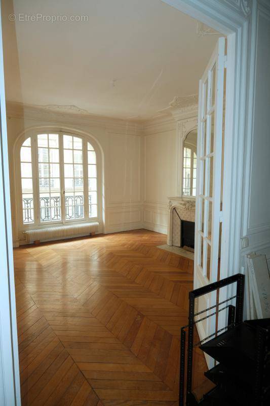 Appartement à PARIS-8E