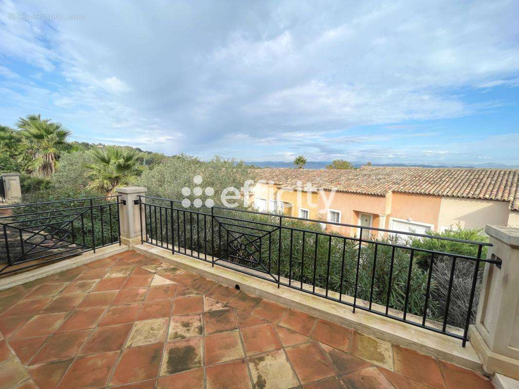 Maison à ROQUEBRUNE-SUR-ARGENS