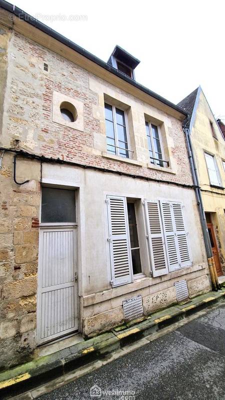 Dans un immeuble en pierres et briques - Appartement à LAON