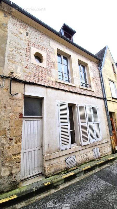 Situé au rez de chaussée d&#039;un immeuble en pierres et briques - Appartement à LAON