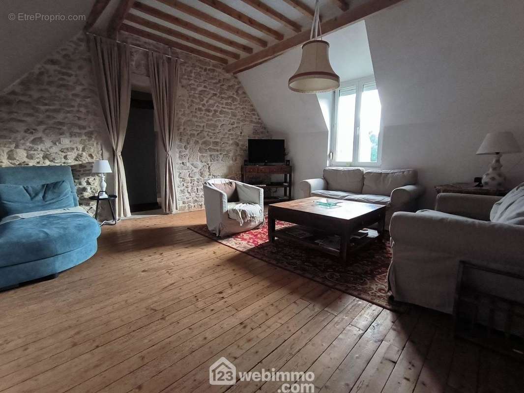 A la suite en demi palier un salon très cosy de 20 m² pour vos soirée de détente - Maison à PERNANT