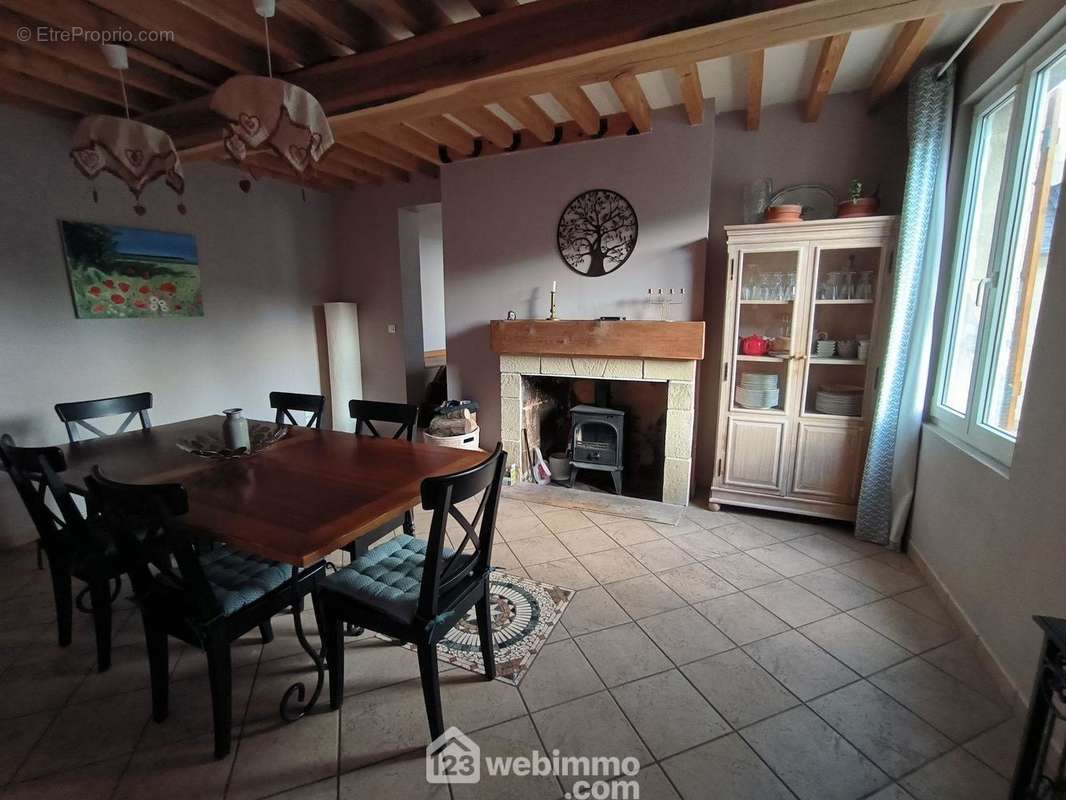 Une jolie salle à manger de 18 m² avec cheminée équipée d&#039;une poêle à bois pour agrémenter vos repas - Maison à PERNANT