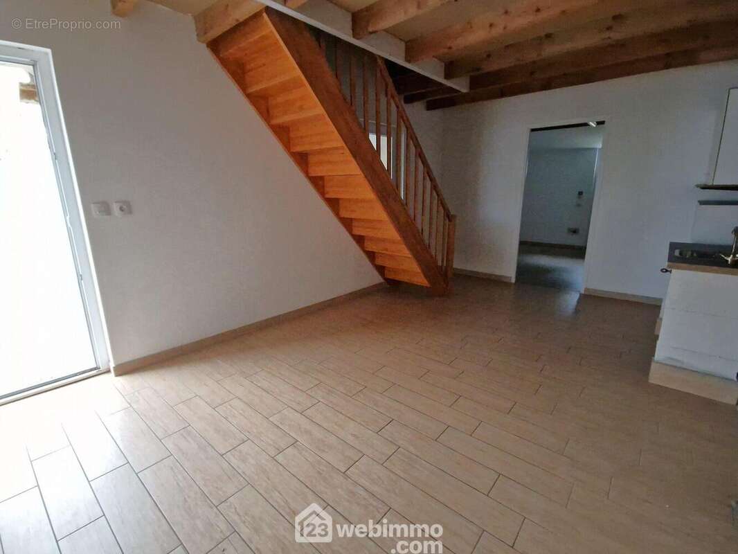 Grand cellier carrelé de 17 m² avec attelier au fond (11 m², accès jardin) - Maison à LA ROCHE-SUR-YON