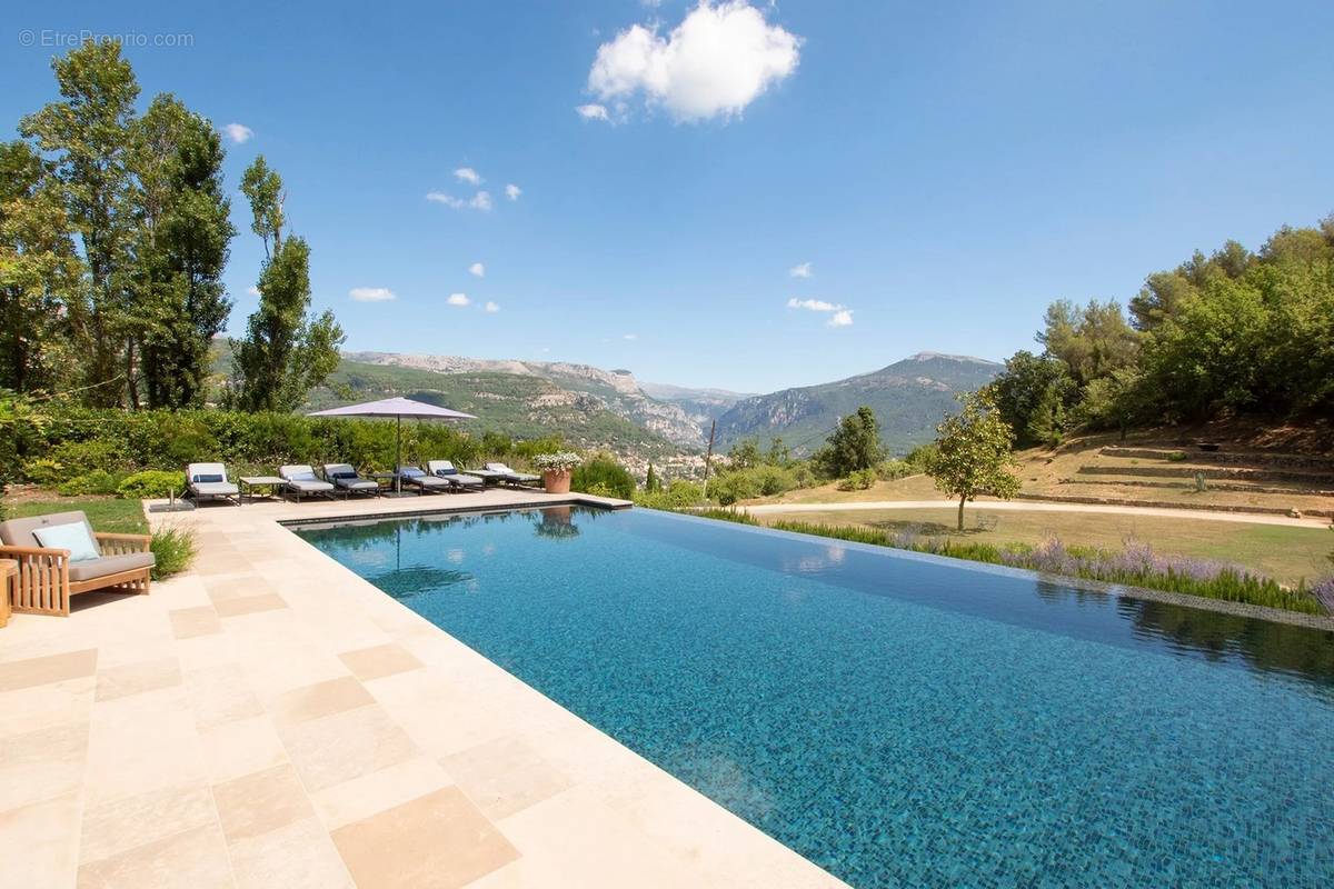 Maison à CHATEAUNEUF-GRASSE