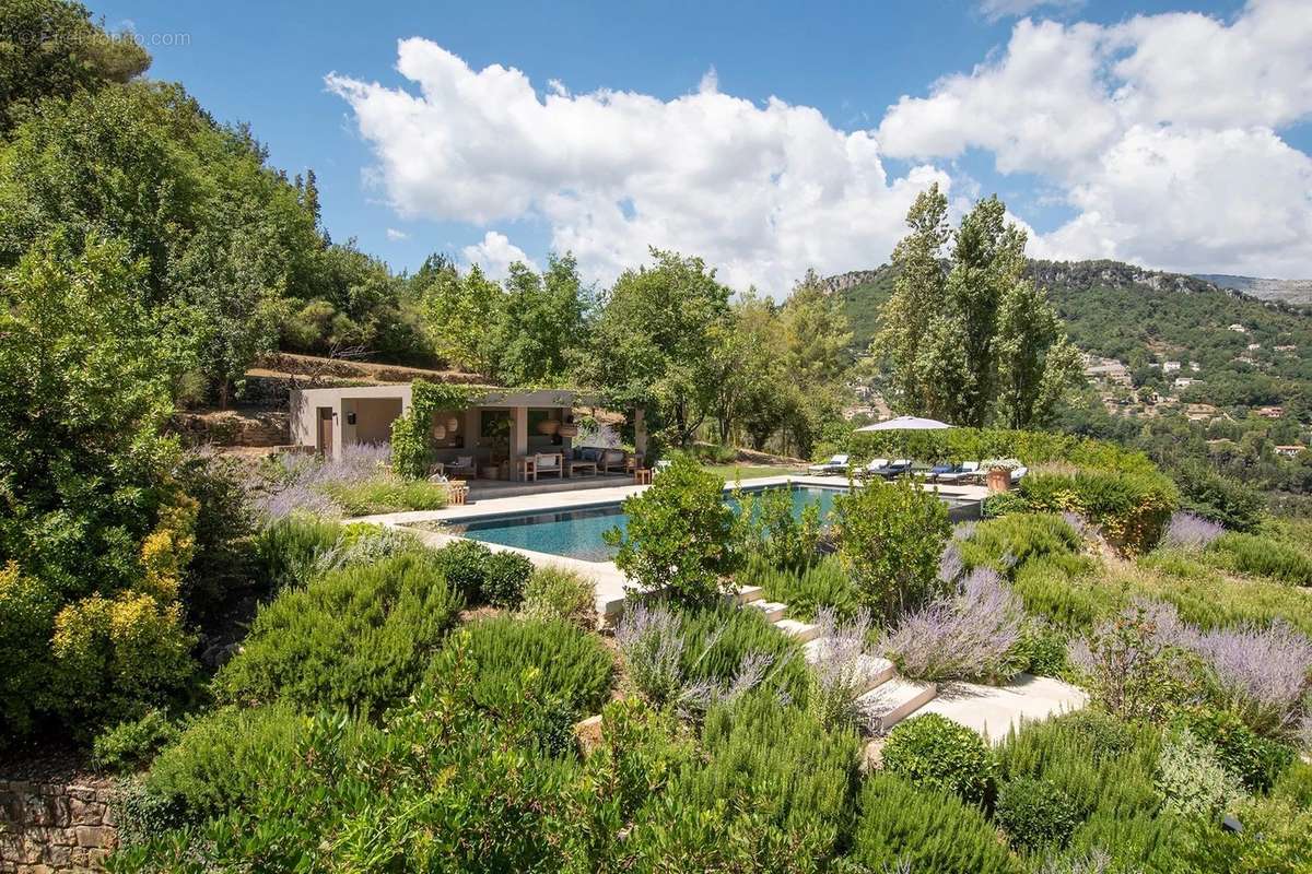 Maison à CHATEAUNEUF-GRASSE