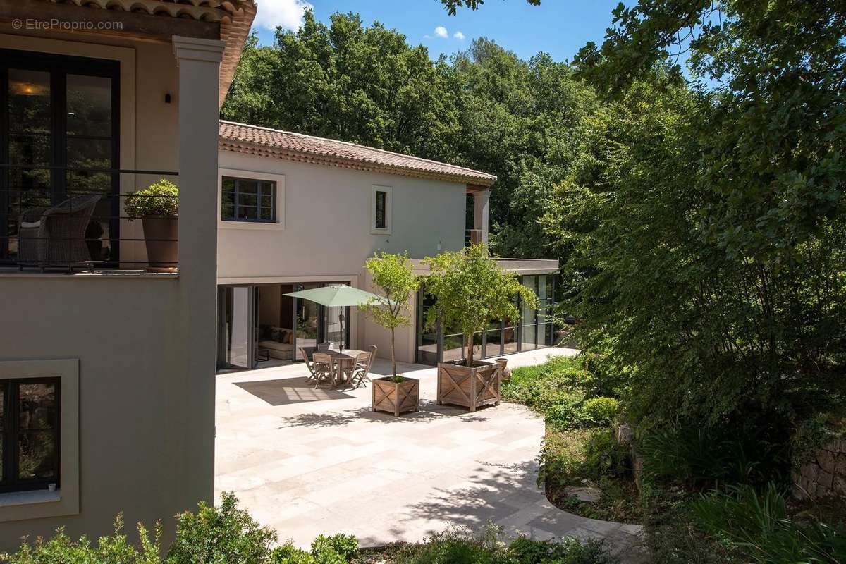 Maison à CHATEAUNEUF-GRASSE