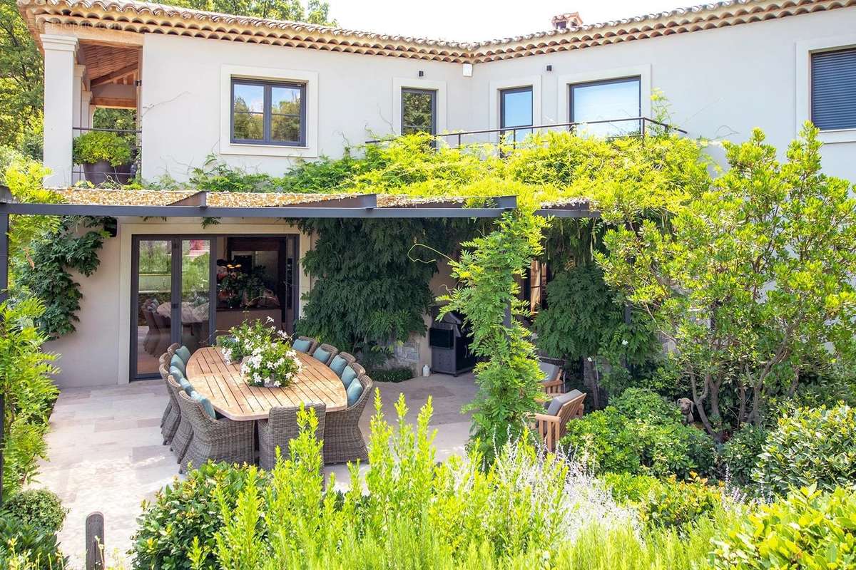 Maison à CHATEAUNEUF-GRASSE