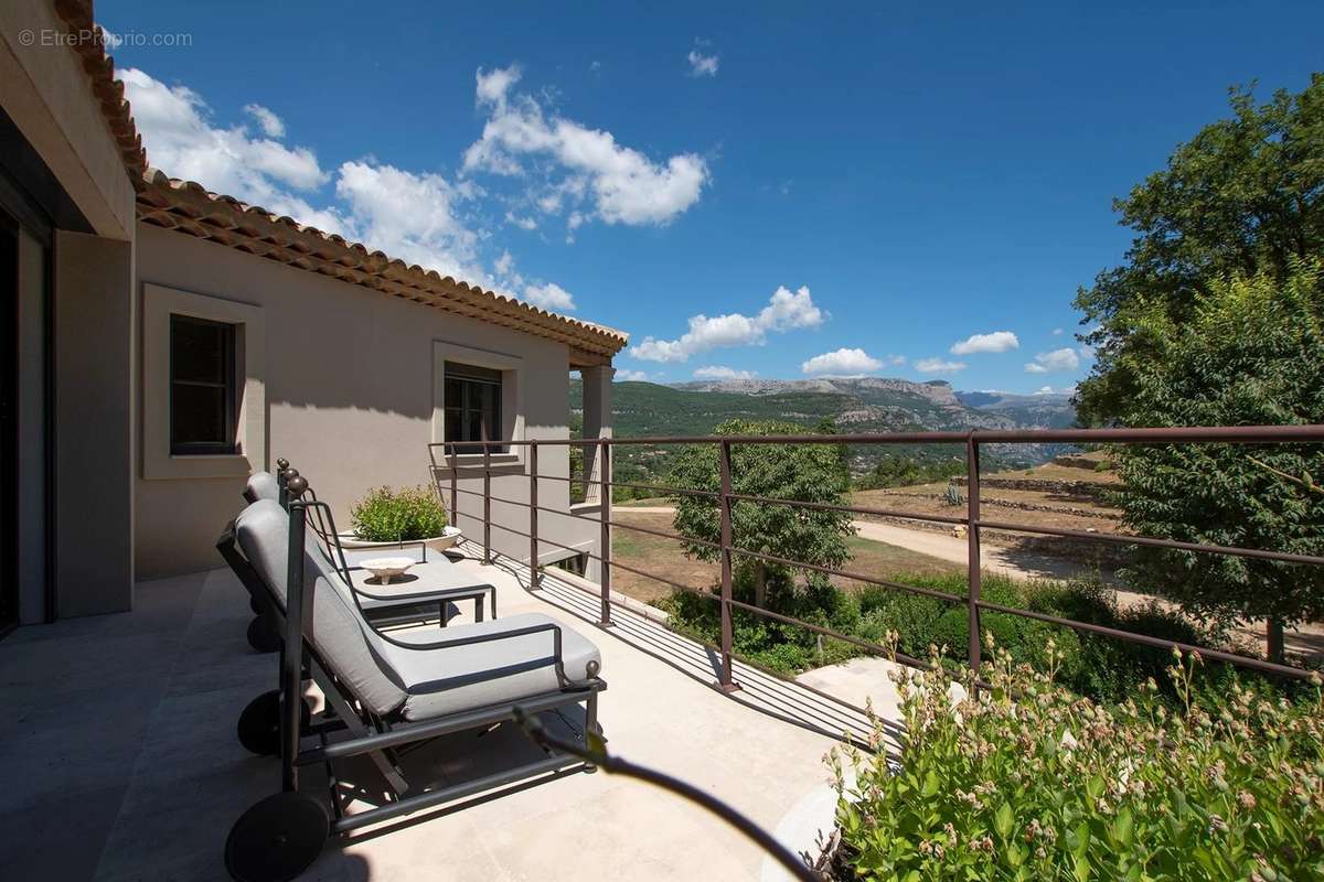 Maison à CHATEAUNEUF-GRASSE