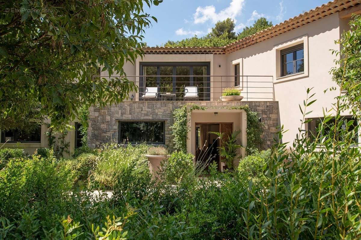 Maison à CHATEAUNEUF-GRASSE