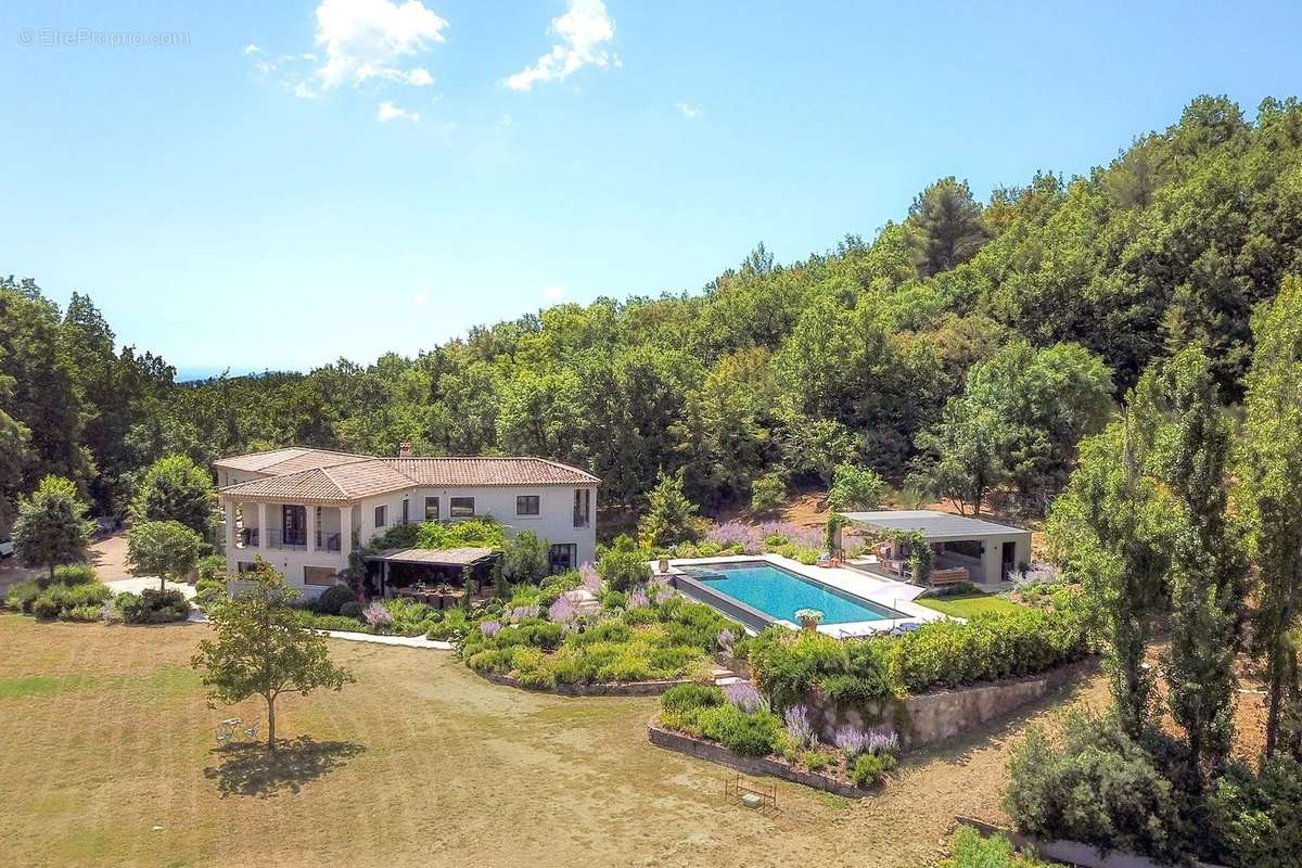 Maison à CHATEAUNEUF-GRASSE