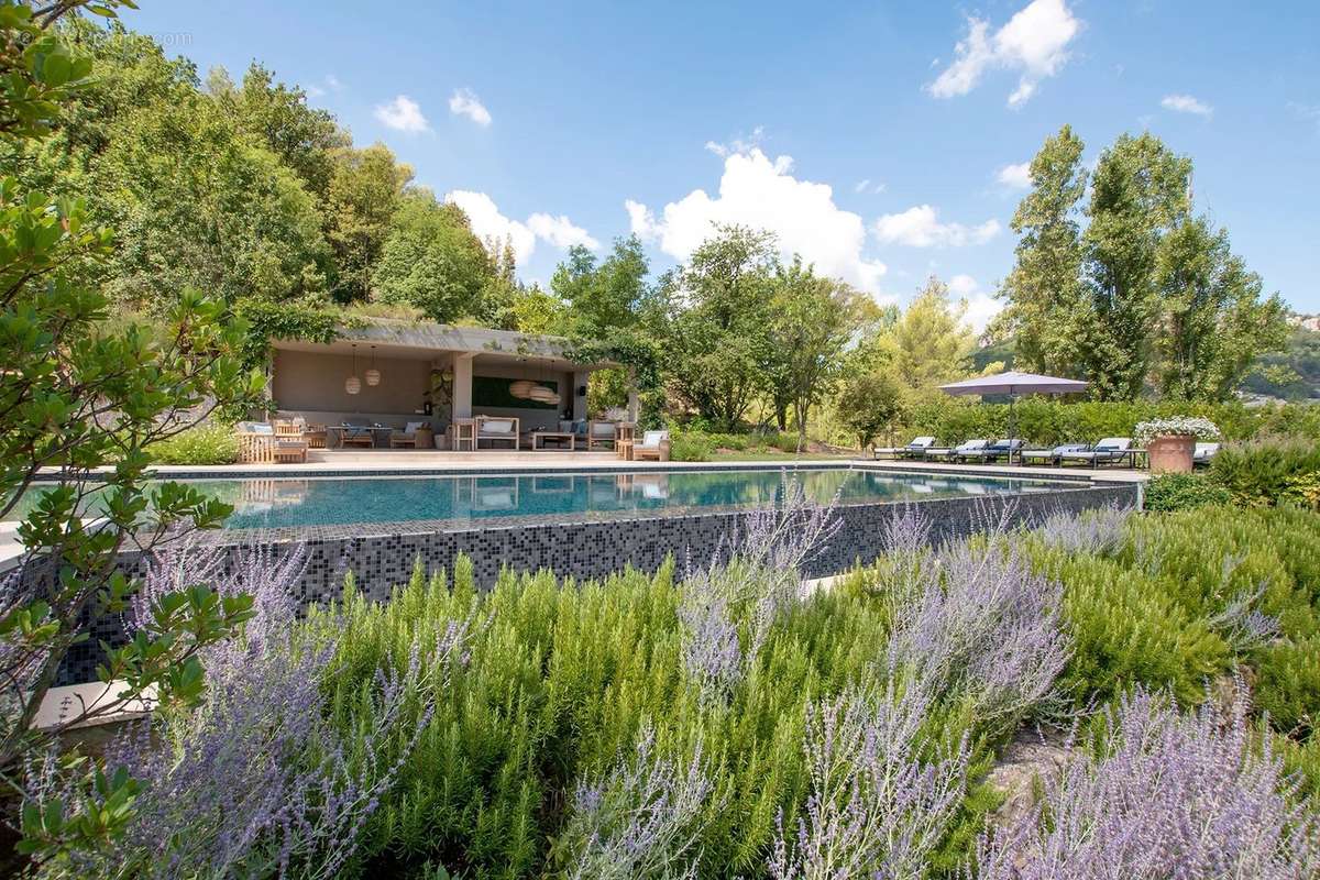 Maison à CHATEAUNEUF-GRASSE