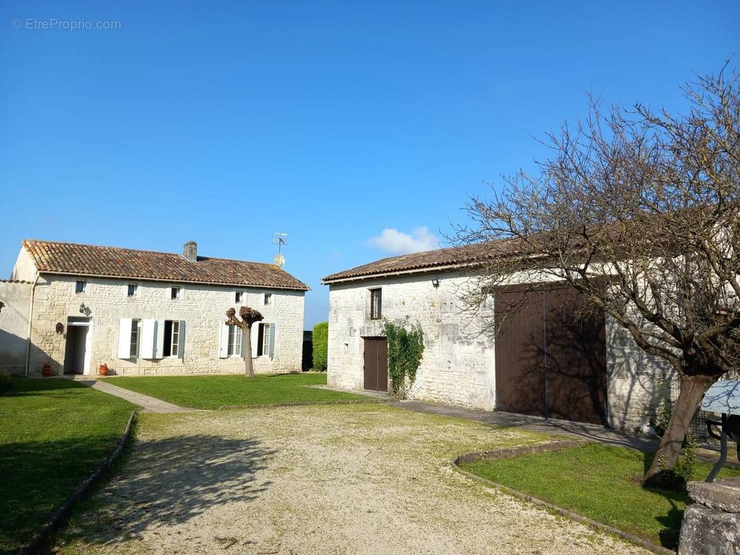 Maison à SAINT-GERMAIN-DE-LUSIGNAN