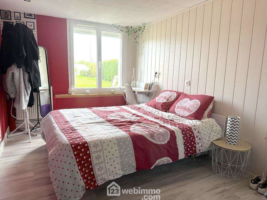 Chambre de 10.53m2. - Maison à MAZE