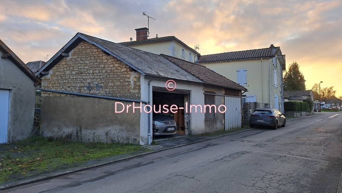 Parking à MAZIERES-EN-GATINE