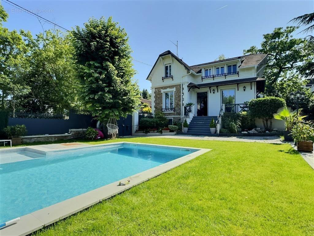 Maison à CHENNEVIERES-SUR-MARNE