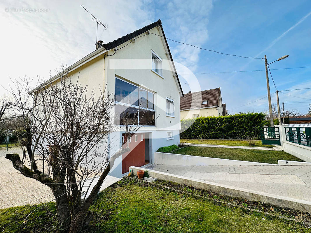 Maison à SAINT-PARRES-AUX-TERTRES