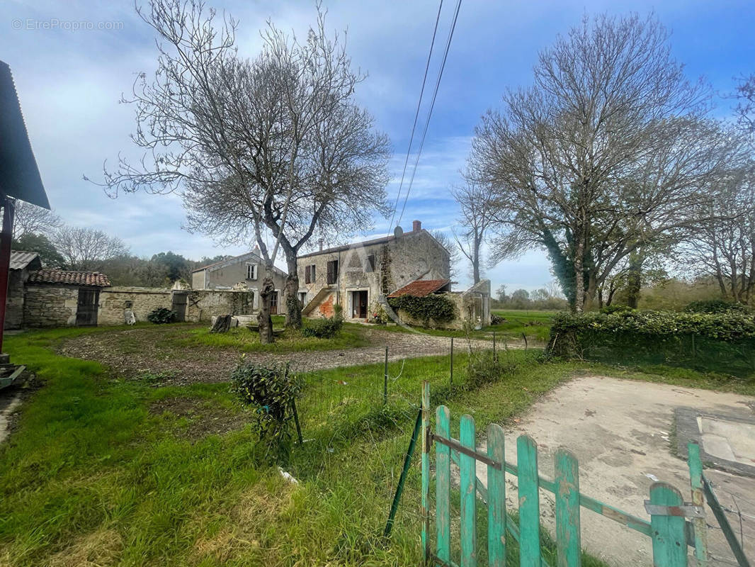 Maison à SAINT-LAURENT-DE-LA-PREE