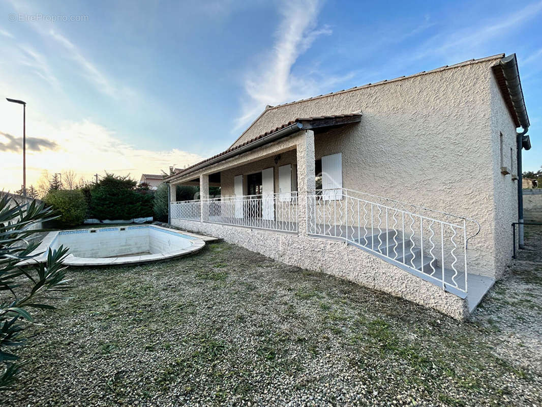 Maison à ENTRAIGUES-SUR-LA-SORGUE