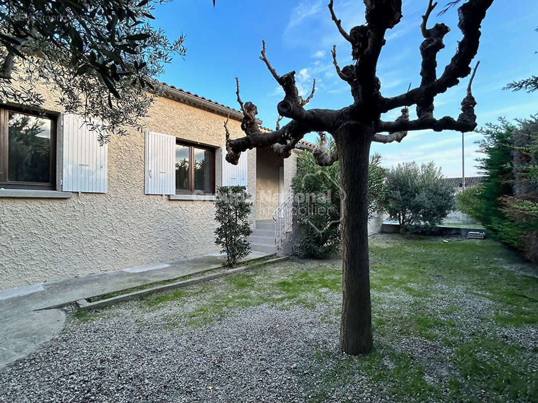 Maison à ENTRAIGUES-SUR-LA-SORGUE